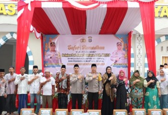 Waka Polda Sumut, Brigjen Pol Rony Samtana, didampingi Kapolres Tapsel, AKBP Yasir Ahmadi, usai serahkan bantuan sosial kepada warga Pra Sejahtera