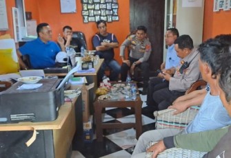 Proses mediasi antara kedua belah pihak yang difasilitasi aparat dari Kepolisian dan TNI