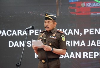 Jaksa Agung ST Burhanuddin saat melantik dan mengambil sumpah atas Dr. R. Narendra Jatna, S.H., LL.M. sebagai Kepala Kejaksaan Tinggi DKI Jakarta dan Dr. Ketut Sumedana, S.H., M.H. sebagai Kepala Kejaksaan Tinggi Bali, Selasa 06 Februari 2024 bertempat di Lantai 11 Gedung Utama Kejaksaan Agung.
