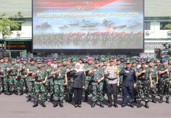 Komandan Pangkalan Utama TNI AL (Danlantamal) V Brigjen TNI Marinir Joni Sulistiawan, S. H., M. Han., mengikuti apel gelar pasukan pengamanan pemilu 2024 yang di laksanakan di Lapangan Upacara Jendral Ahmad Yani, Makodam V Brawijaya Surabaya, Kamis (01/02/2024)