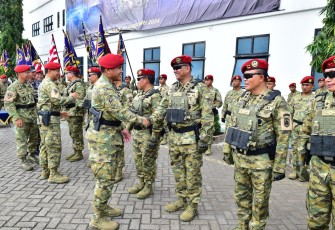 Kepala Staf TNI Angkatan Laut (Kasal) Laksamana TNI Dr. Muhammad Ali memimpin penyematan Brevet Kehormatan Komando Pasukan Katak (Kopaska), kepada delapan orang Perwira Tinggi TNI AL, bertempat di Pusat Komando Pasukan Katak (Puskopaska), Surabaya, Minggu (25/02)