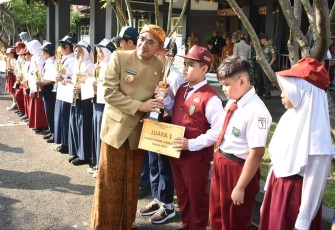  Penyerahan trofi kepada pelajar berprestasi saat acara launching Gerakan Karanganyar Menginspirasi, Kamis (2/5/2024), di halaman Setda Karanganyar