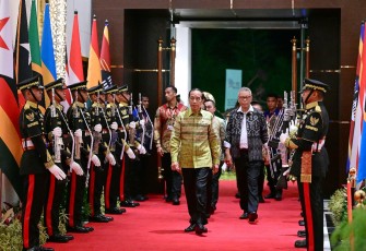 Presiden Jokowi, yang tampil menggunakan kemeja kain tenun ulos berwarna hijau, tiba di lobi Intercontinental Bali Resort sekitar pukul 18.50 WITA untuk menjamu tamu negara yang hadir pada jamuan santap malam di acara High-Level Forum on Multi-Stakeholder Partnerships (HLF-MSP) dan Indonesia Africa Forum (IAF) ke-2 Minggu (1/9/2024). Foto: Biro Pers Sekretariat Presiden.
