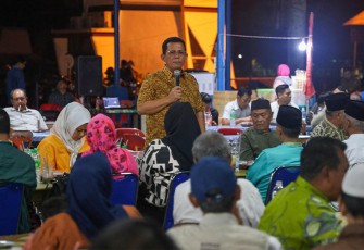 Gubernur Kepulauan Riau H. Ansar Ahmad dalam silaturahmi bersama masyarakat Kijang di pujasera Kijang, Senin (26/02). 