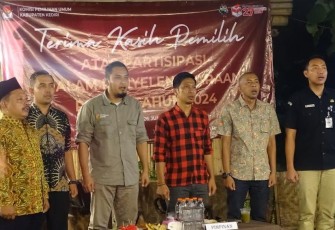 Foto Bersama saat acara di Cafe Sisi Kiri Sungai Desa Paron Kecamatan Ngasem Kabupaten Kediri, Jawa Timur, Rabu (26/6/2024) pukul 20.00 WIB.