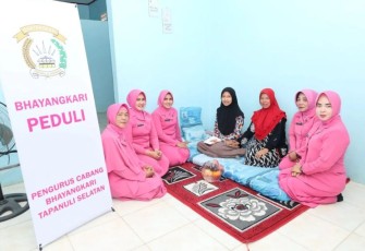 Ketua Bhayangkari Cabang Tapanuli Selatan, Ny. Meylinda Yasir Ahmadi, mengunjungi anak dari salah satu anggotanya, Ny. Lilis Susanto.