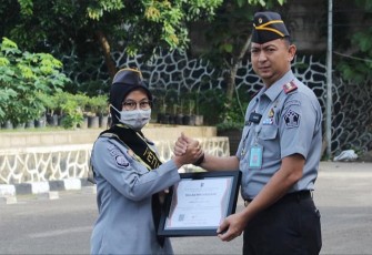 Lapas Cilegon Berikan Piagam Penghargaan pada Pegawai