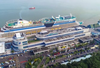 Kapal Pesiar MV. Aidabella saat sandar di Pelabuhan Tanjung Perak