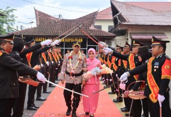 Sejumlah Perwira tampak berdiri dengan sikap sempurna guna melakukan tradisi Pedang Pora penyambutan AKBP Yasir Ahmadi, SIK, MH, di Halaman Mako Polres Tapanuli Selatan (Tapsel), Jumat (5/1/2024) sore.