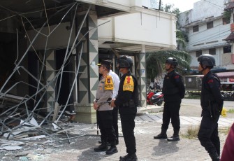 Kapolrestabes Medan, Kombes Pol Dr Teddy John Sahala Marbun SH MHum meninjau lokasi ledakan pipa gas di Jalan Sisingamangaraja tepatnya di gedung kosong eks Rumah Makan (RM) Famili