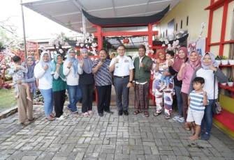 Pj. Wali Kota Batu, Aries Agung Paewai, bersama Kepala Dinas Pariwisata Arief As Sidiq didampingi Kepala Desa Sidomulyo Suharto, mengunjungi Kampung Sakura untuk melihat kesiapan peresmian, Rabu (17/1/2024)