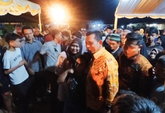 Gubernur Ansar saat Berbaur dengan Masyarakat Bintan Utara