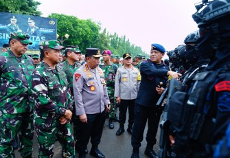 Panglima TNI Jenderal TNI Agus Subiyanto bersama Kapolri Jenderal Pol Listyo Sigit Prabowo meninjau  dan memastikan  kesiapan aparat TNI-Polri yang tergabung dalam Operasi Mantap Brata 2024, bertempat di Pos Komando Taktis (Poskotis) kawasan Silang Monas, Jakarta Pusat, Rabu (14/2/2024)