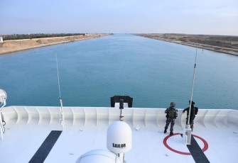 KRI dr. Radjiman Wedyodiningrat-992 Melintasi Terusan Suez