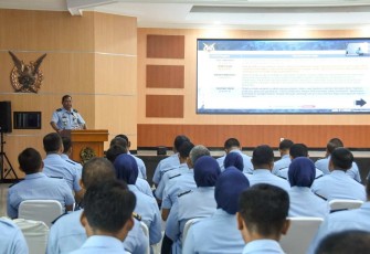 Wadan Koharmatau Marsekal Pertama (Marsma) TNI Talawide, S.T., saat membuka acara Bimtek dan Sosialisasi Penilaian Risiko kepada personel Koharmatau dan jajaran, di Gedung Budiardjo, Bandung, Jawa Barat, Rabu (10/01/2024)
