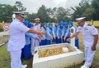 Prajurit Lanal Ranai saat Ziarah ke Taman Makam Pahlawan