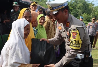 Penyerahan paket sembako kepada warga dalam kegiatan Karya Bakti TNI - Polri Menuju Pemilu Indonesia Damai 2024, di Desa Mojogedang, Kecamatan Mojogedang, Kabupaten Karanganyar, Rabu (24/1/2024).