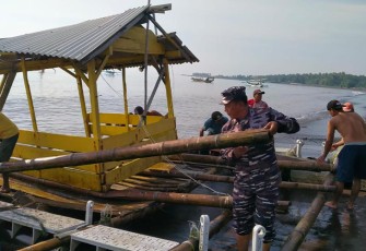 Babinpotmar Lanal Banyuwangi Bantu Nelayan Tarik Rumah Apung ke Pinggir Pantai