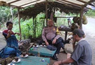Bhabinkamtibmas Polsek Batang Toru, Aiptu Sayaman Siregar, saat sambang ke Desa Marancar Julu, Kecamatan Marancar, Kabupaten Tapanuli Selatan, Jumat (12/1/2024)