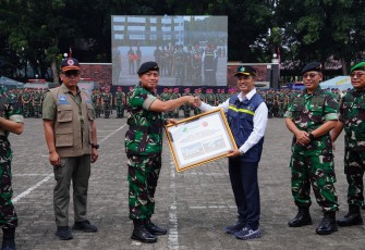 Irjen TNI Laksdya TNI Dadi Hartanto, M.Tr. (Han)., M.Tr.Opsla didampingi Wakil Menteri Kesehatan Dante Saksono Harbuwono mengukuhkan Emergency Medical Team (EMT) TNI tahun 2024, bertempat di Lapangan Apel Gedung B3 Mabes TNI, Cilangkap, Jakarta Timur