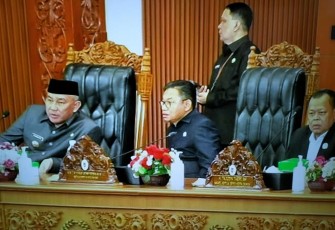 Walikota Depok Mohammad Idris dalam rapat paripurna DPRD Kota Depok 