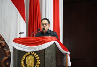 Penjabat Gubernur Jawa Timur Adhy Karyono saat menyampaikan jawaban Gubernur terhadap pandangan umum fraksi-fraksi atas pelaksanaan Anggaran Pendapatan dan Belanja Daerah (APBD) Tahun Anggaran (TA) 2023, di Gedung DPRD Jatim, Senin 10 Juni 2024.