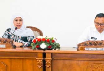 Gubernur Jawa Timur, Khofifah Indar Parawansa langsung memimpin rakor program kerja (Proker) Pemprov Jatim Tahun 2024 begitu tiba di Bandara Juanda, Sidoarjo, usai menunaikan ibadah umroh, Rabu (10/1/2024)