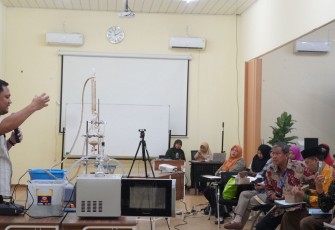  Suasana Kegiatan Workshop MGMP Guru Kimia Jakarta di Universitas Pertamina dalam Pembuatan Solar Sel Sederhana dan Tisu dari Limbah Jagung