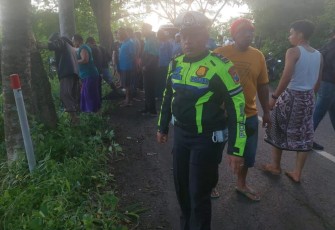 Polisi saat Olah TKP Laka Lantas di Jurang Rajekwesi Malang