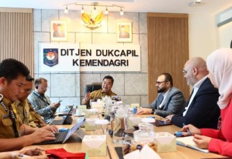 Ketua Delegasi PMA, Anwar Jabr, saat bertemu dengan Dirjen Dukcapil Teguh Setyabudi di ruang rapat Dirjen Dukcapil, Jl. Raya Pasar Minggu KM 19, Jakarta, Selasa (23/1/2024)