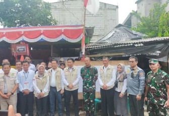Dandim 0506/Tgr Letkol Inf Endik Hendra Sandi mendampingi Danrem 052/Wkr Brigjen TNI Putranto Gatot SH dan Fokopomda Kota Tangerang meninjau langsung pencoblosan suara di Lapas Pemuda Kls IIA Kota Tangerang, Rabu (14/02/2024)