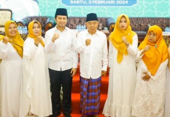 Wagub Emil (tengah) saat Hadiri Istighosah Muslimat Mojokerto
