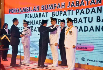 Penjabat (Pj) Gubernur Sumatera Utara Hassanudin resmi melantik H. Heri Wahyudi Marpaung, S. STP, M.AP sebagai Penjabat (Pj) Bupati Batu Bara di Aula Rumah Dinas Gubernur Sumatera Utara, Medan, Rabu (19/06/2024).