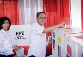 Menteri Komunikasi dan Informatika Budi Arie Setiadi saat memberikan suara dalam Pemillihan Umum 2024 di Tempat Pemungutan Suara (TPS) 001 Kelurahan Senayan, Kecamatan Kebayoran Baru, Jakarta Selatan, Rabu (14/02/2024). 