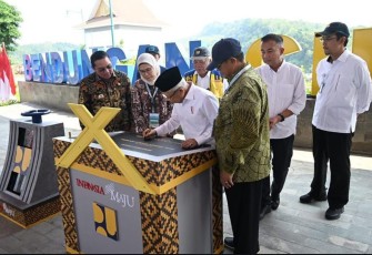 Wapres K.H. Ma’ruf Amin bersama Menteri PUPR Basuki Hadimuljono, PJ Gubernur Jawa Barat Bey Machmudin, Bupati Indramayu Nina Agustina dan PJ Bupati Sumedang Yudia Ramli saat meresmikan Bendungan Cipanas 