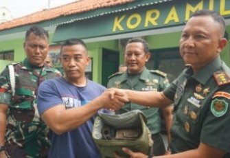 Kodim 0617/Majalengka menerima penyerahan 2 pucuk senjata api jenis pistol dari DM (41) warga Kab. Majalengka, Rabu (10/01/2024)
