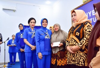 Ketua Umum Jalasenastri saat Beri Tali Asih Kepada Warakawuri dan Anak Yatim