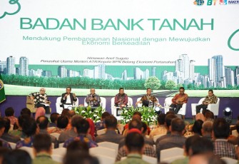 Penasihat Utama Menteri ATR/Kepala BPN Bidang Ekonomi Pertanahan yang juga sekaligus Senior Advisor Badan Bank Tanah, Himawan Arief Sugoto dalam paparannya di Rapat Kerja Nasional (Rakernas) Kementerian ATR/BPN yang berlangsung di Hotel Shangri-La, Jakarta, Rabu (06/03/2024)