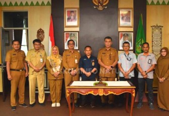 Bupati Natuna, Wan Siswandi didampingi oleh Sekretaris Daerah (Sekda) Kabupaten Natuna, Boy Wijanarko Varianto menandatangani memorandum of undertanding (MoU) atau perjanjian kerjasama bersama PT. Pos Indonesia Tanjungpinang dalam rangka kerjasama penyaluran bantuan sosial kemiskinan ekstrim
