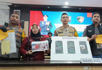 Hasil autopsi jenazah JS (korban KDRT meninggal dunia di Gondangrejo) dan barang bukti ditunjukkan polisi dan dokter forensik saat konferensi pers di Mapolres Karanganyar, Selasa (10/9/2024).