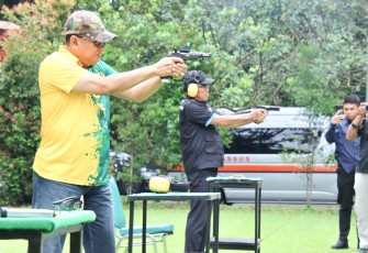 Ketua MPR RI sekaligus Wakil Ketua Umum Partai Golkar dan Ketua Umum Perkumpulan Pemilik Izin Khusus Senjata Api Bela Diri Indonesia (PERIKHSA) Bambang Soesatyo  latihan menembak bersama Danjen Kopassus Mayjen TNI Djon Afriandi, di Mako Kopassus, Cijantung, Jakarta, Minggu (10/3) 