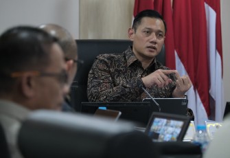 Menteri AHY saat memimpin pertemuan dengan Wamen ATR/Wakil Kepala (Waka) BPN, Raja Juli Antoni beserta seluruh jajaran Pejabat Pimpinan Tinggi Madya dan Pratama di lingkungan Kementerian ATR/BPN. Rapat pimpinan ini berlangsung di Kantor Kementerian ATR/BPN, Jakarta, Senin (08/07/2024).