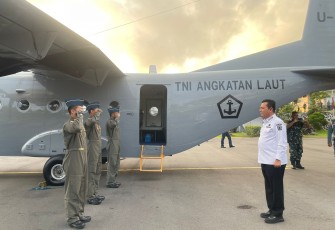 Pesud Casa NC-212-200 Aviocar di bawah Skuadron 600 Wing Udara 1 Puspenerbal Tanjungpinang yang diawaki Captain Pilot Kapten Laut (P) Nur Irfan Rafsanjani dan Copilot Lettu Laut (P) Saputra Ihsan mendukung kunjungan kerja Gubernur Prov Kepulauan Riau Ahmad Ansar berserta rombongan di Pulau Tambelan Provinsi Kepri, Kamis (25/1/2024)