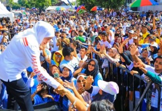 Gubernur Khofifah pada acara Jalan Sehat Bersama Masyarakat Banyuwangi
