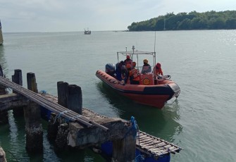Poskamladu Pasongsongan Melaksanakan Pencarian KM Putra Sumber Mas di Perairan Sumenep