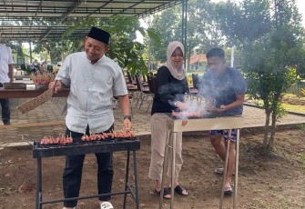 Danmenarmed Letkol Arm Siswo Budiarto, S.I.P., M.M., S.I.Pol saat turut membakar sate hewan kurban