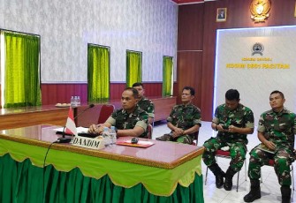 Dandim Pacitan saat Ikuti Vidcon Bersama Irutum Itdam V/Brw di Ruang Data Makodim Jl. Letjen Suprapto No. 42 Pacitan, Senin (12/02/2024). 