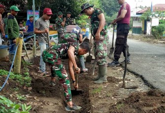 Babinsa Koramil 1001-01/Juai Bersama Warga saat Melakukan Pembersihan Lingkungan
