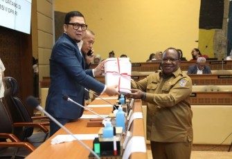 Wamendagri Jon Wempi Wetipo bersama Ketua Komisi II DPR RI 