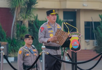 Kapolda Banten Irjen Pol Abdul Karim saat pimpin Upacara Hari Kesadaran Nasional di Lapangan Apel pada Rabu (17/01).